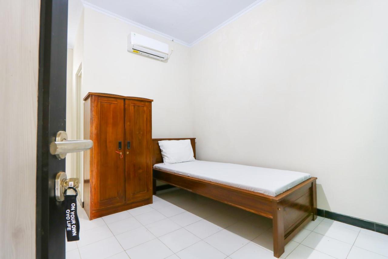 فندق Oyo 3187 Kost Putri Bu Chris Jembel الغرفة الصورة
