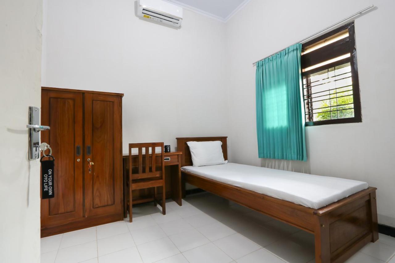 فندق Oyo 3187 Kost Putri Bu Chris Jembel الغرفة الصورة